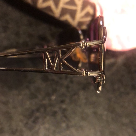 Michael Kors Sunglasses, case and cleaning cloth. Exc used condition - Picture 4 of 9